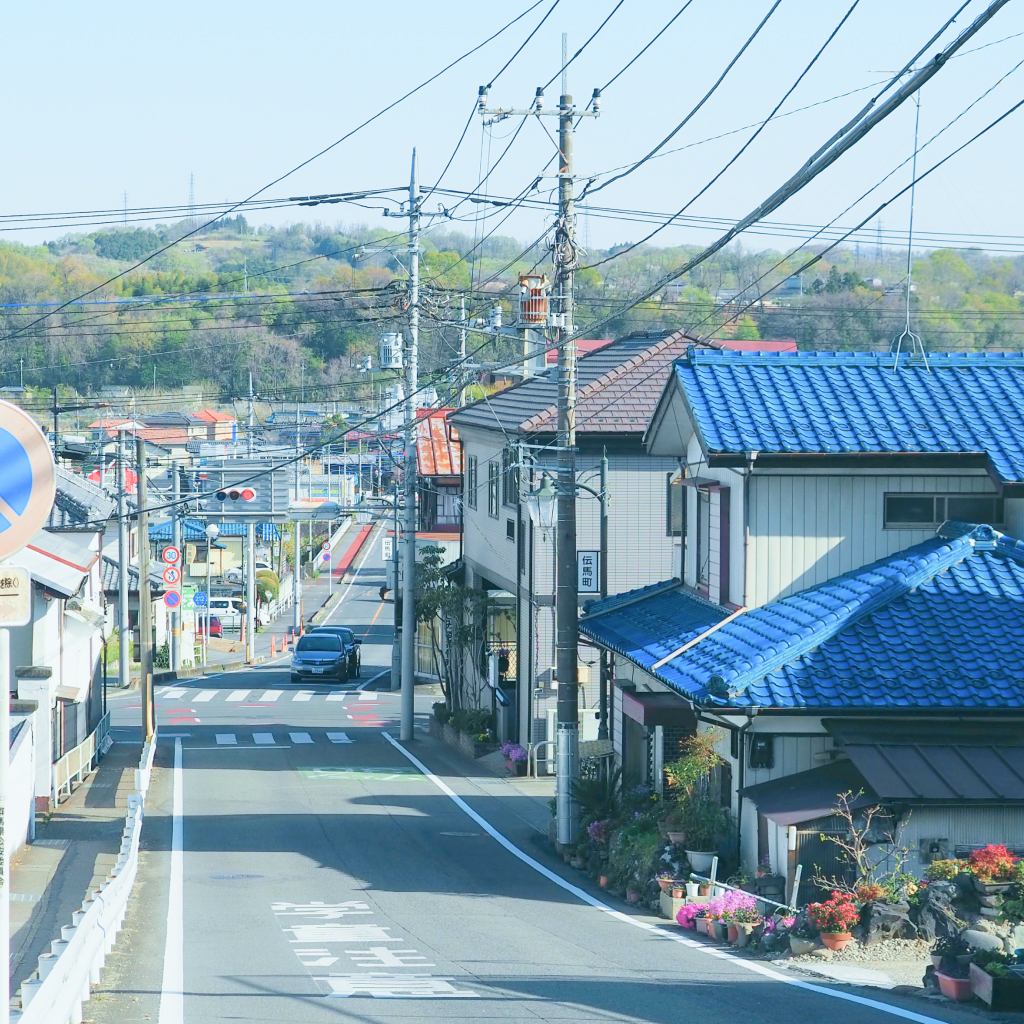 仲間とビールを片手に笑顔で語り合う様子